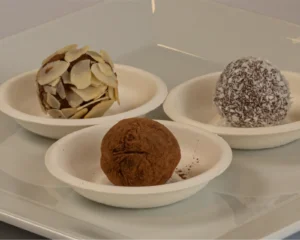 Микс от шоколадови трюфел бонбони какао, кокос и филиран бадем, сурови ядки и сушени плодове